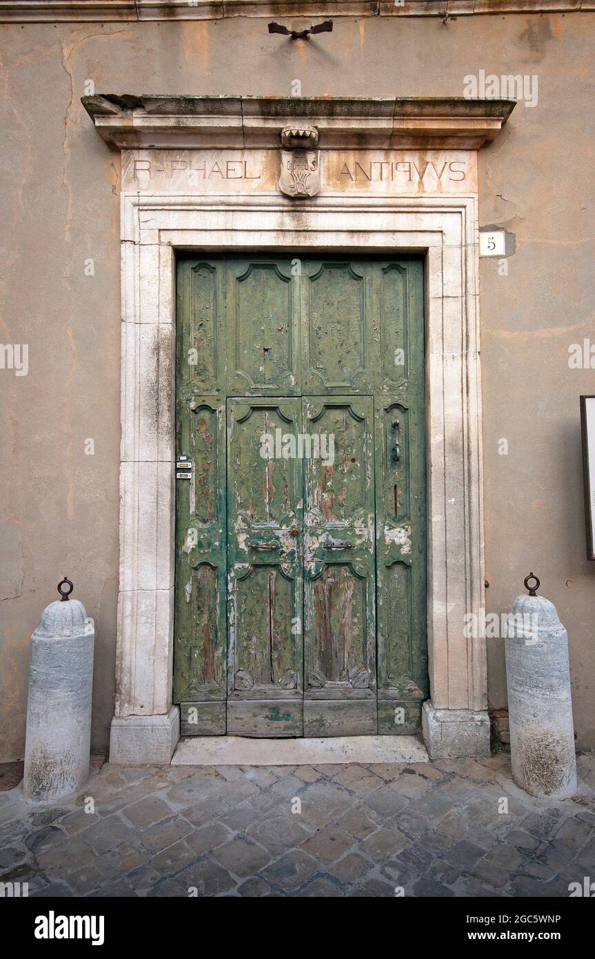 Eingangstür zum Palazzo Antici, dem Geburtsort der Adelaide Antici (Mutter des Dichters Giacomo Leopardi), Recanati, Marken, Italien Stockfoto
