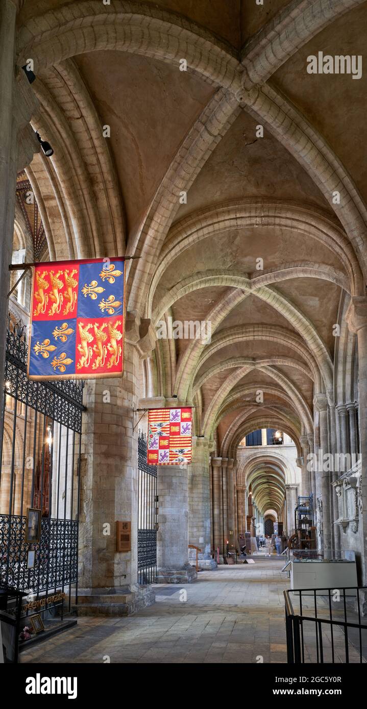 South Aisle neben dem Gedenkgrab der Königin Katherine von Aragon in der mittelalterlichen christlichen Kathedrale von Peterborough, England. Stockfoto