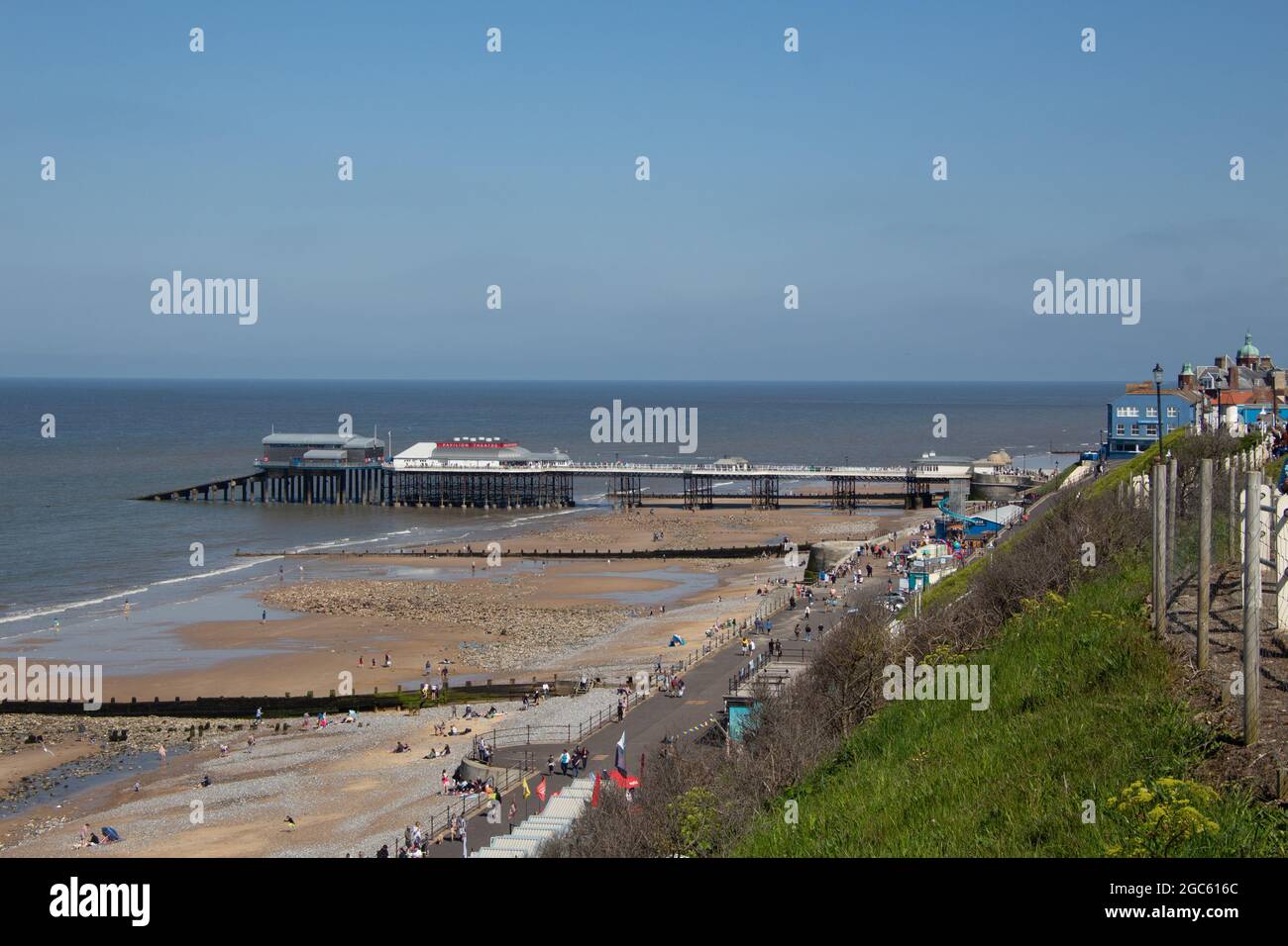 Kind spielt im Wasser auf einem langen Sandstreifen am Ufer von Cromer, Nortfolk in England, wunderschöne Meereslandschaft Stockfoto