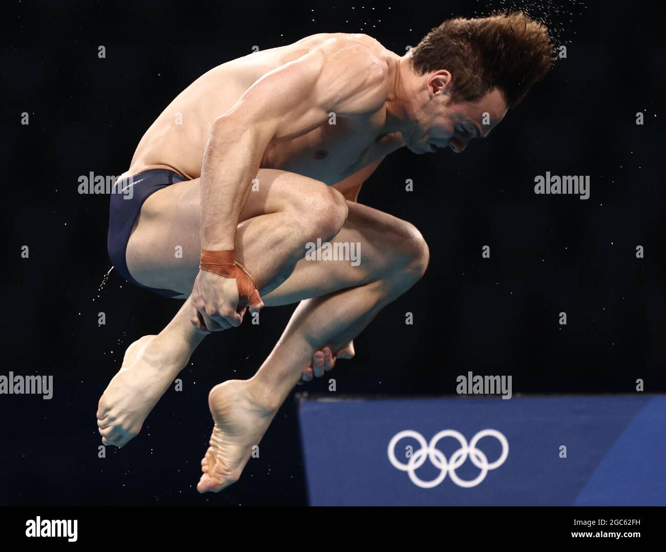 Tokio, Japan. August 2021. Der britische Thomas 'Tom' Daley tritt beim 10-m-Plateaufinale der Männer während des Tauchevents bei den Olympischen Sommerspielen 2020 im Tokyo Aquatics Center an. Kredit: Valery Sharifulin/TASS/Alamy Live Nachrichten Stockfoto