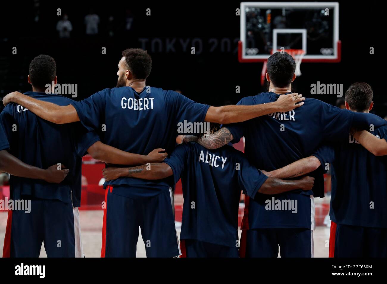 Tokio, Kanto, Japan. August 2021. Frankreich tritt für seine Nationalhymne gegen die Vereinigten Staaten vor dem Basketball-Goldmedaillenspiel der Männer während der Olympischen Sommerspiele 2020 in Tokio in der Saitama Super Arena an. (Bild: © David McIntyre/ZUMA Press Wire) Bild: ZUMA Press, Inc./Alamy Live News Stockfoto