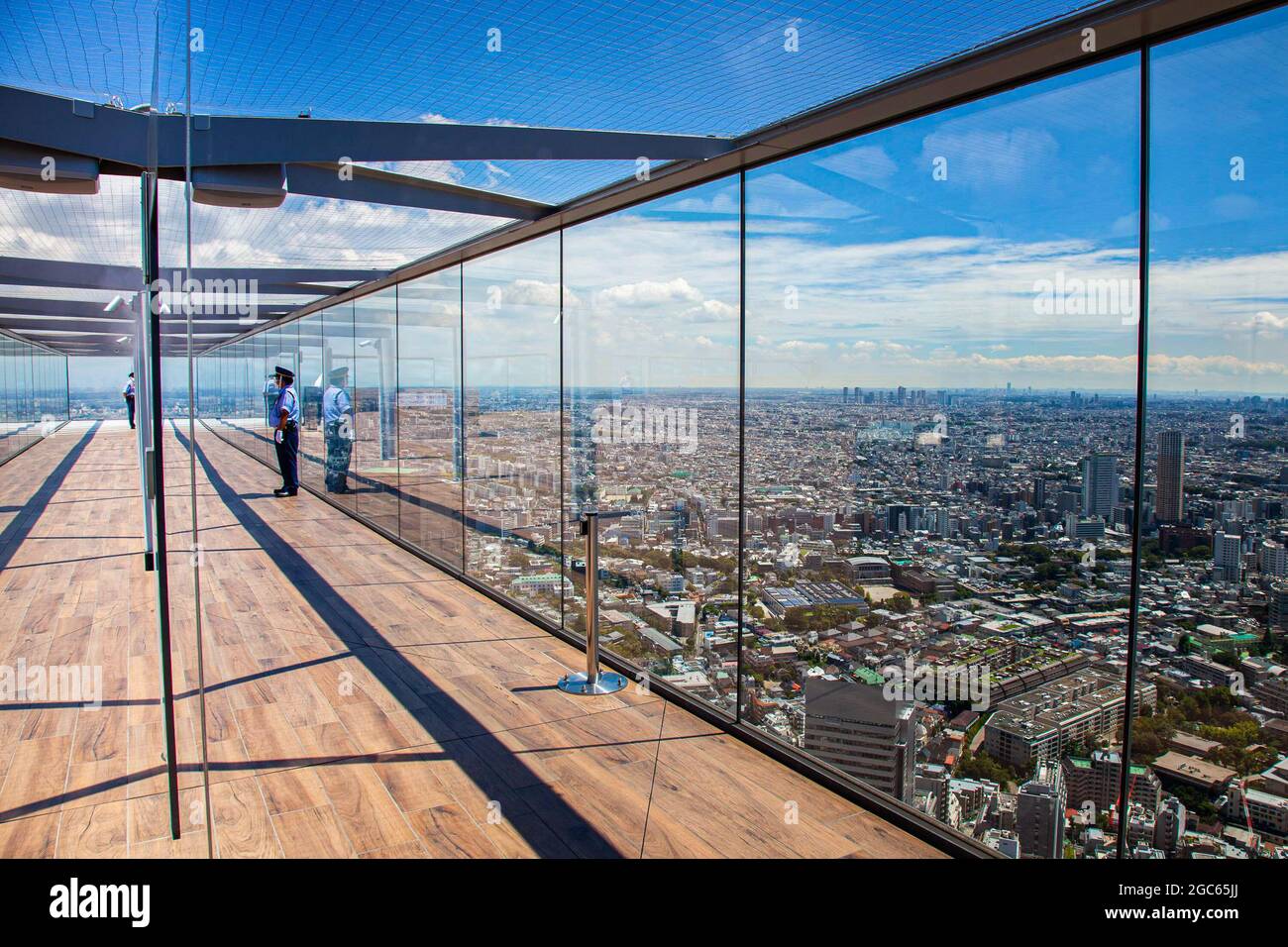 Tokio, Japan. August 2021. Eine Wache auf der Aussichtsplattform des Wolkenkratzers am Shibuya Scramble Square, von wo aus man eine 360-Grad-Sicht auf Tokio hat. Kredit: SOPA Images Limited/Alamy Live Nachrichten Stockfoto