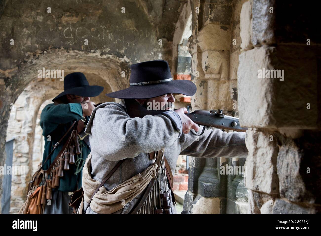 August 2021. Norfolk, England. Soldaten durch die Jahrhunderte Ereignis im Castle Rising, die erste öffentliche Veranstaltung in der Burg aus dem 12. Jahrhundert seit dem Ausbruch der Pandemie von Covid. Mitglieder der Lynn Miliz, einer englischen Nachstellungs-Gruppe für den Bürgerkrieg, nehmen an Schießereien aus den Zinnen des Schlosses aus dem 12. Jahrhundert Teil, um die Geschichte zu inszenieren. Stockfoto