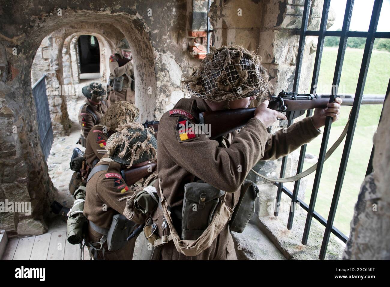 August 2021. Norfolk, England. Soldaten durch die Jahrhunderte Ereignis im Castle Rising, die erste öffentliche Veranstaltung in der Burg aus dem 12. Jahrhundert seit dem Ausbruch der Pandemie von Covid. Mitglieder der Suffolk Regiment Re-enactment Society nehmen an Schießereien aus den Zinnen des Schlosses aus dem 12. Jahrhundert Teil, um die Geschichte zu eröffnen. Stockfoto