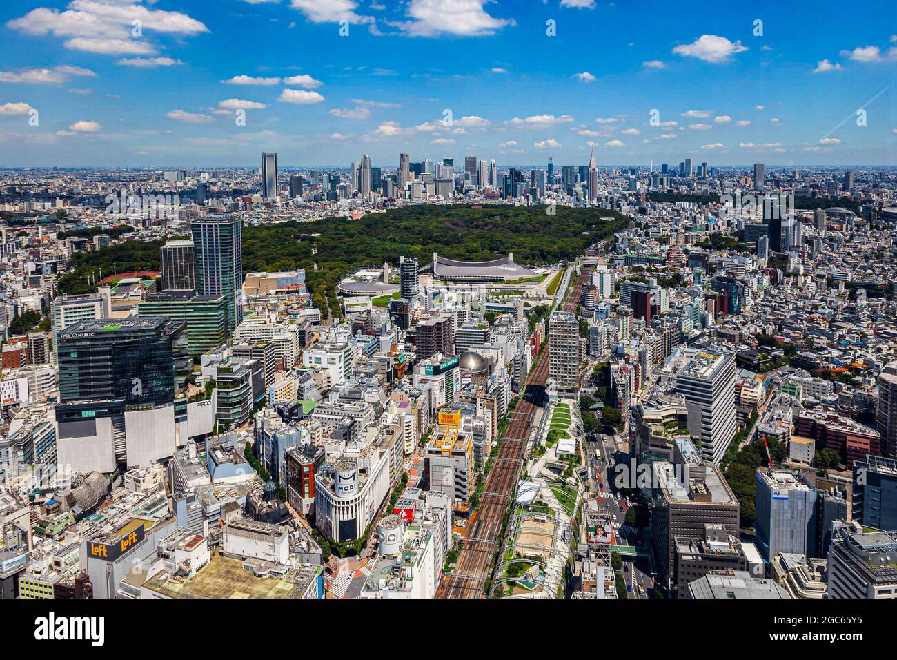 Tokio, Japan. August 2021. Die Skyline von Tokio und das Yoyogi-Nationalstadion von 1964, entworfen vom Architekten Kenzo Tange, vom Shibuya Scramble Square aus gesehen. (Foto: Tanja Houwerzijl/SOPA Images/Sipa USA) Quelle: SIPA USA/Alamy Live News Stockfoto