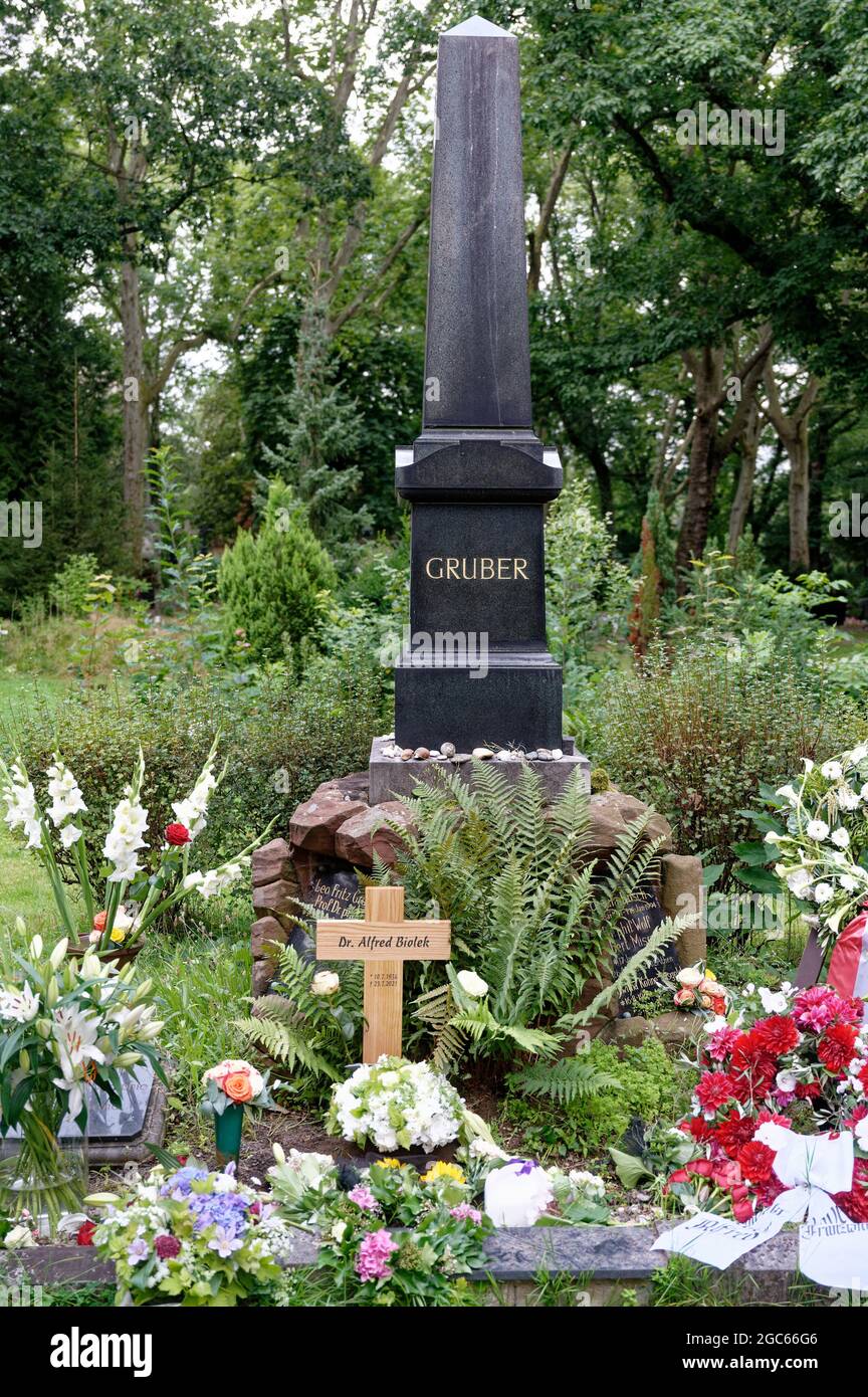 Köln, Deutschland. August 2021. Auf dem Friedhof Melaten steht ein  Holzkreuz auf dem Grab von TV-Moderator Alfred Biolek. Die Urne mit Bioleks  Asche wurde hier am Freitagabend nach der offiziellen Schließung des