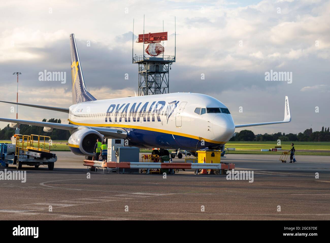 Ryanair 737 auf dem Stand am Londoner Flughafen Southend, Essex, Großbritannien, nach der Ankunft aus Malaga, Spanien, kurz nach der Ankündigung, dass Ryanair abreisen wird Stockfoto