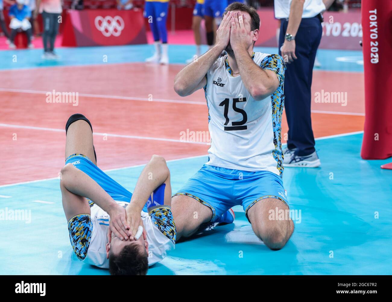 Tokio, Japan. August 2021. Luciano de Cecco aus Argentinien (R) reagiert, nachdem er das Volleyball-Bronzemedaillenspiel der Männer zwischen Argentinien und Brasilien bei den Olympischen Spielen 2020 in Tokio, Japan, am 7. August 2021 gewonnen hat. Kredit: Ding Ting/Xinhua/Alamy Live Nachrichten Stockfoto