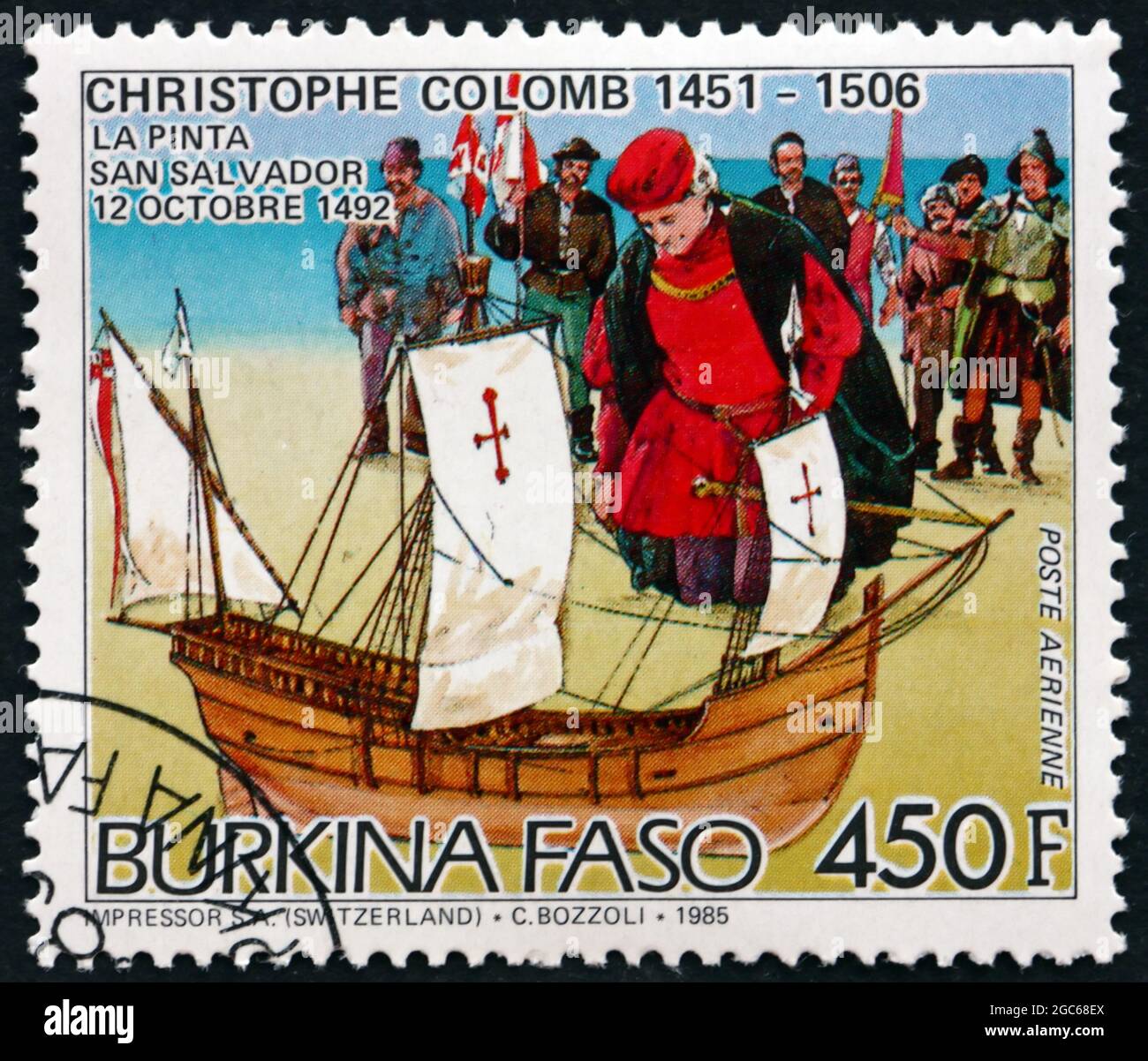 BURKINA FASO - UM 1986: Eine in Burkina Faso gedruckte Briefmarke zeigt Christoph Kolumbus in San Salvador und die Pinta um 1986 Stockfoto