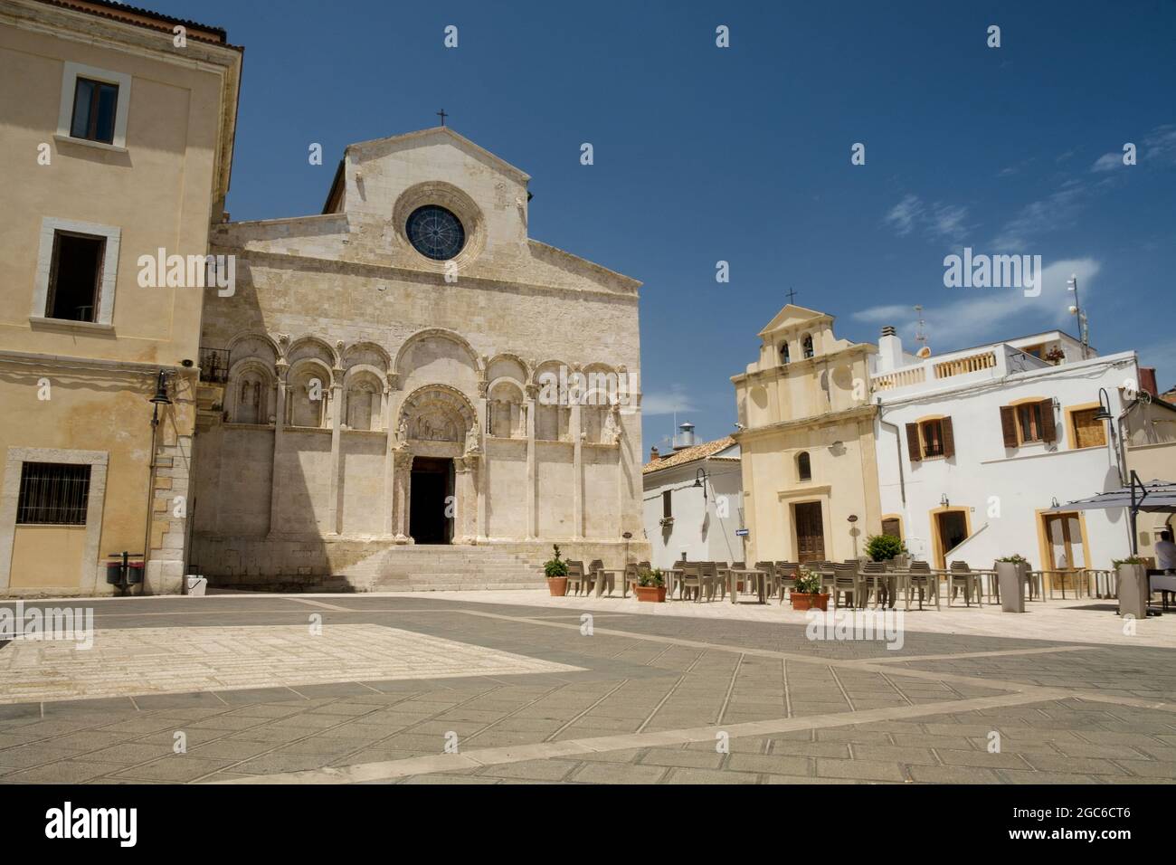 Der hauptplatz mit der alten Kathedrale Santa Maria della Purificazione in Termoli, Molise, Italien Stockfoto