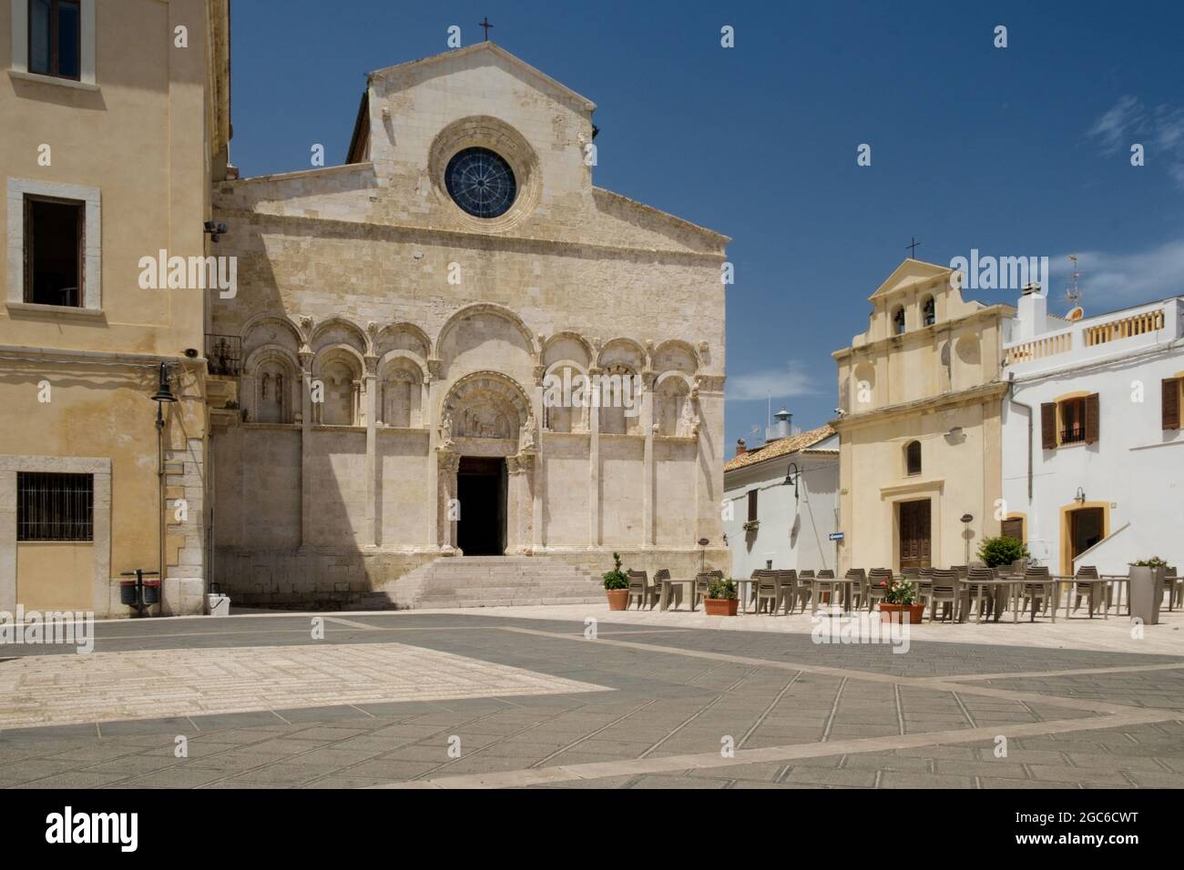 Die mittelalterliche katholische Kathedrale Santa Maria della Purificazione in der antiken Stadt Termoli, Molise, Italien Stockfoto