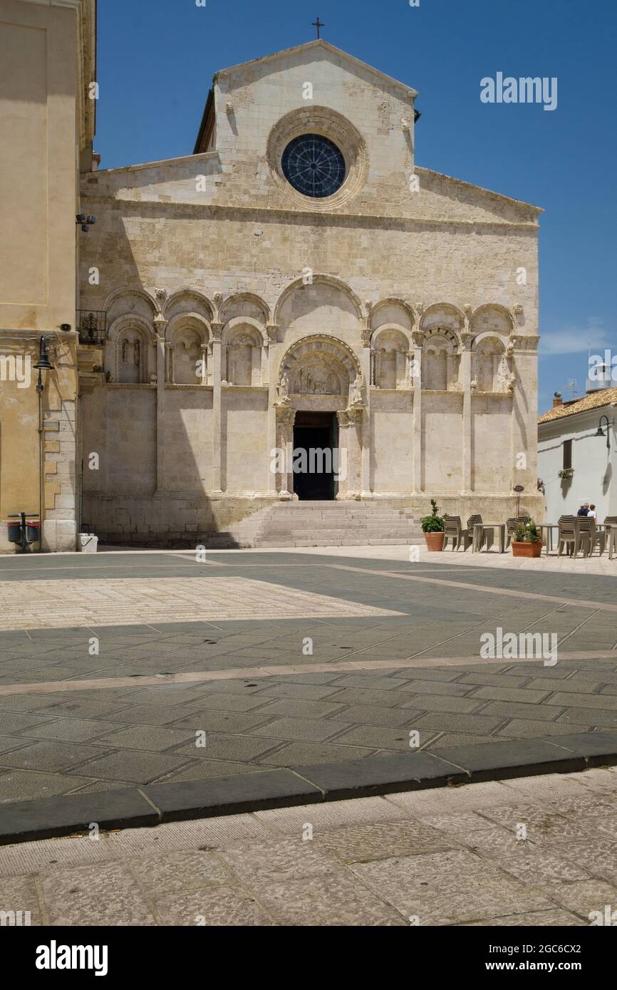 Die alte mittelalterliche Kathedrale Santa Maria della Purificazione am Hauptplatz von Termoli, Molise, Italien Stockfoto