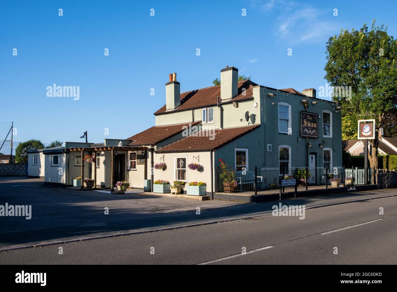 Das Äußere des Swann Inn. Conham Hill, Hanham, Bristol BS15 3AP (Aug 2021) Stockfoto