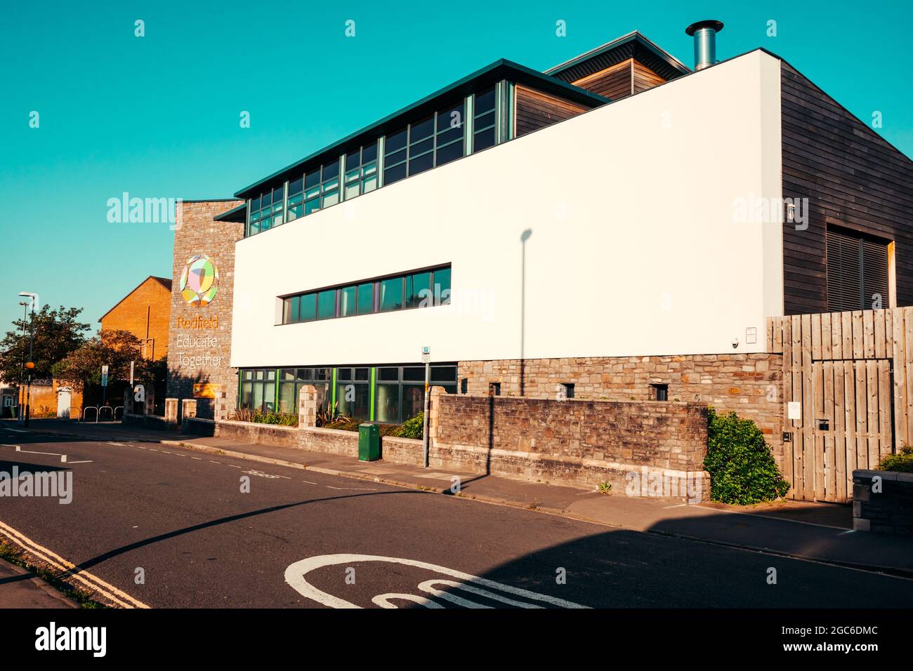 Das Äußere von Redfield Educate Together Primary Academy, Avonvale Rd, Redfield, Bristol BS5 9RH (Aug21) Stockfoto