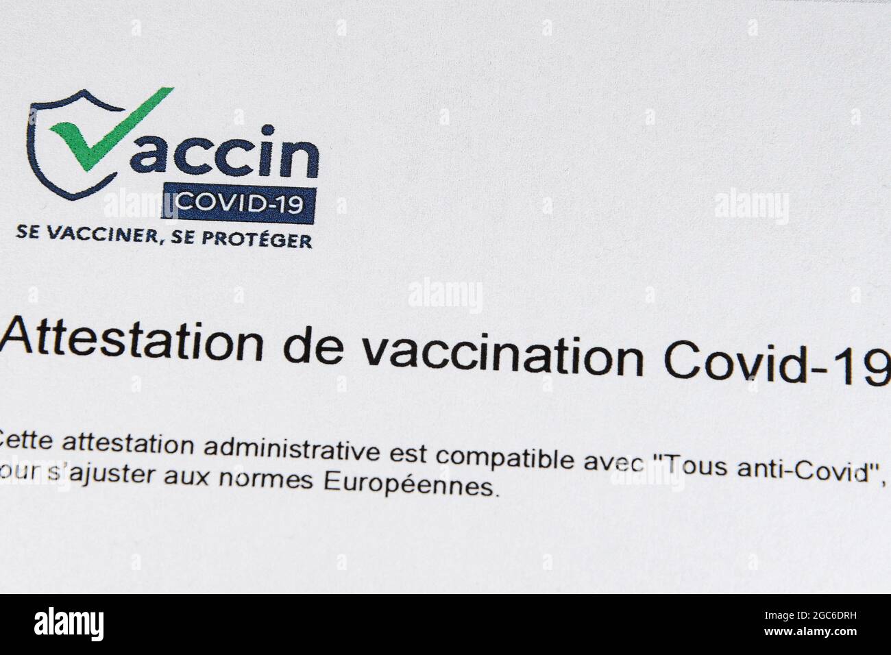 Frankreich. August 2021. In dieser Abbildung ist ein Covid-19-Impfpass zu sehen, der in Marseille ausgestellt ist. Aufgrund der besorgniserregenden Verbreitung der Delta-Variante im ganzen Land wurden in Frankreich ab dem 9. August 2021 neue Gesundheitsmaßnahmen eingeführt, um eine starke Wiederaufnahme der Covid-19-Epidemie zu verlangsamen. Der „Gesundheitsausweis“ wird obligatorisch für die frequentierung der Terrassen von Cafés, Restaurants, Kinos, Theatern und anderen Kultur- und Freizeitaktivitäten sowie für bestimmte Kaufhäuser und Einkaufszentren und öffentliche Verkehrsmittel (Züge, Busse, Flugzeuge) für lange Fahrten Stockfoto