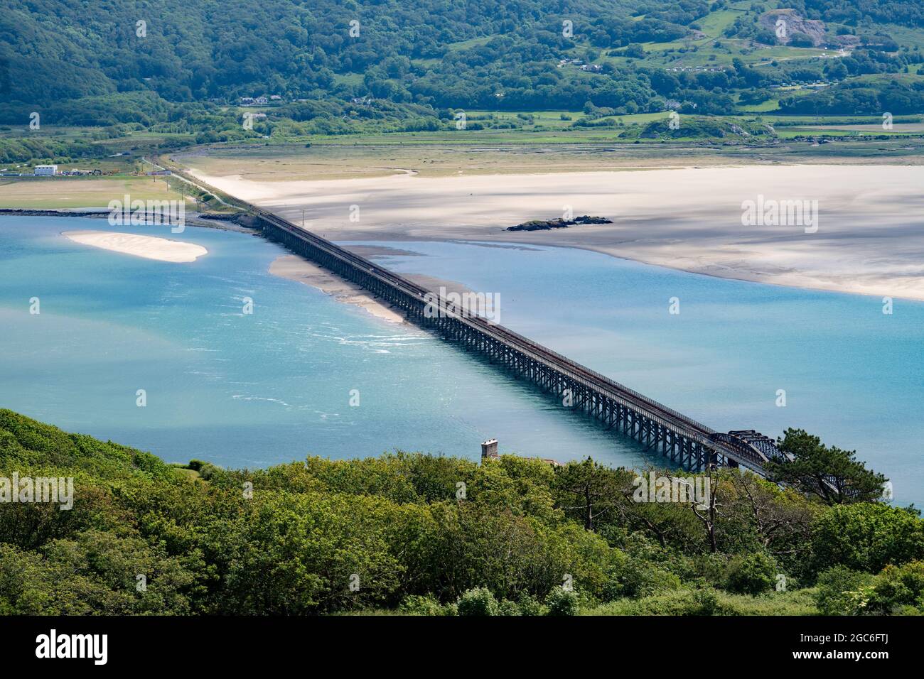 Barmouth Hafen und Eisenbahnbrücke. Stockfoto