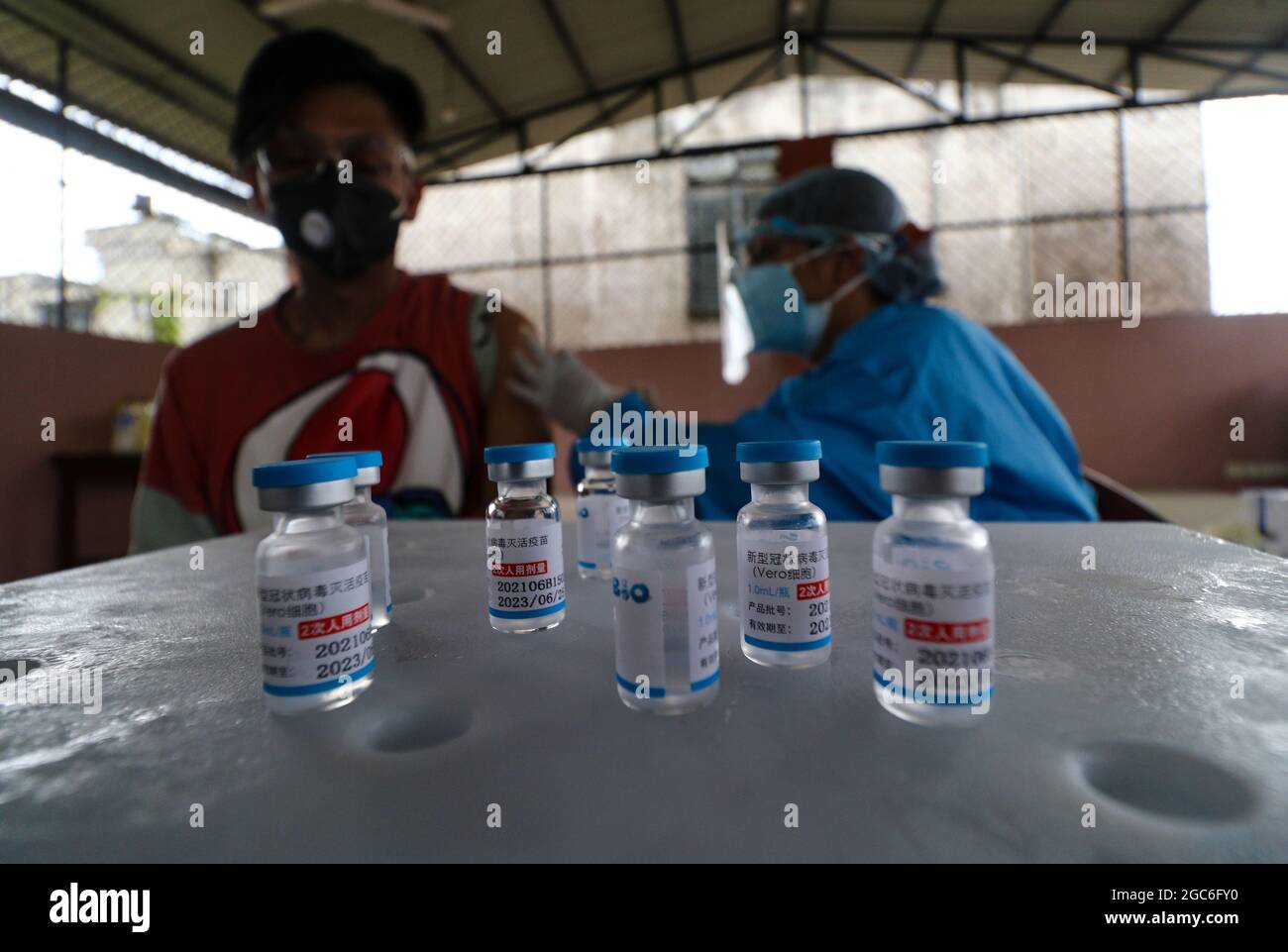 Kathmandu, NE, Nepal. August 2021. In Kathmandu, Nepal, 7. August 2021, werden Menschen mit ihrer zweiten Dosis des in China hergestellten Vero Cell Covid-19-Impfstoffs geimpft. (Bild: © Aryan Dhimal/ZUMA Press Wire) Stockfoto