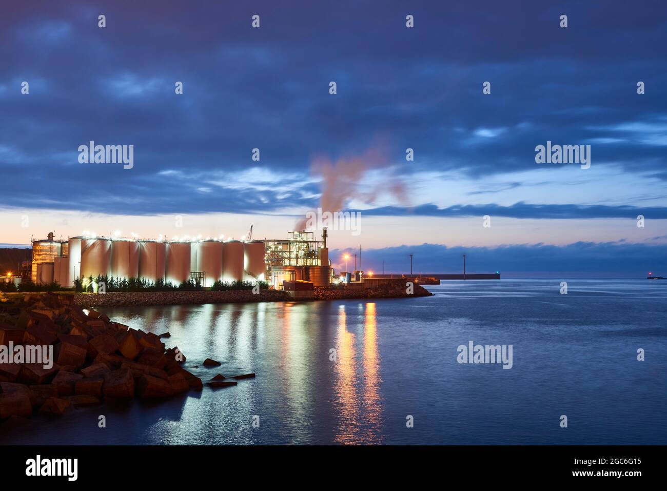 08/05/2021, Detail einer Fabrik in der Nacht im Hafen von Bilbao, Santurtzi, Baskenland, Spanien, Europa Stockfoto