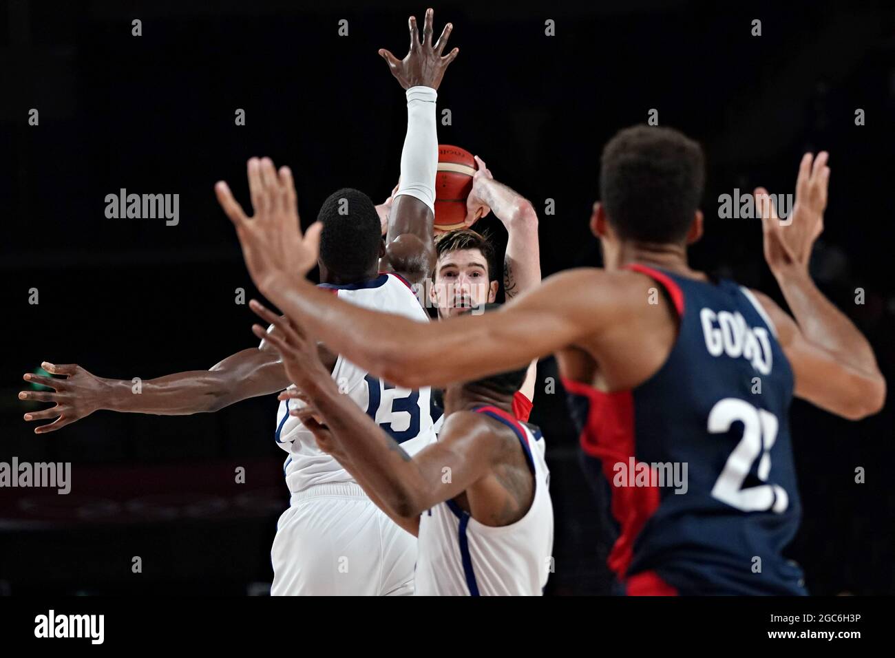 Tokio, Japan. August 2021. Der französische Schütze Nando de Colo #12 versucht während des Basketballfinals der Männer bei den Olympischen Spielen in Tokio, Japan, am Samstag, dem 7. August 2021, durch ein Gewirr von Waffen zu kommen. Die Vereinigten Staaten schlugen Frankreich 87-82, um das Gold zu gewinnen. Foto von Richard Ellis/UPI Credit: UPI/Alamy Live News Stockfoto