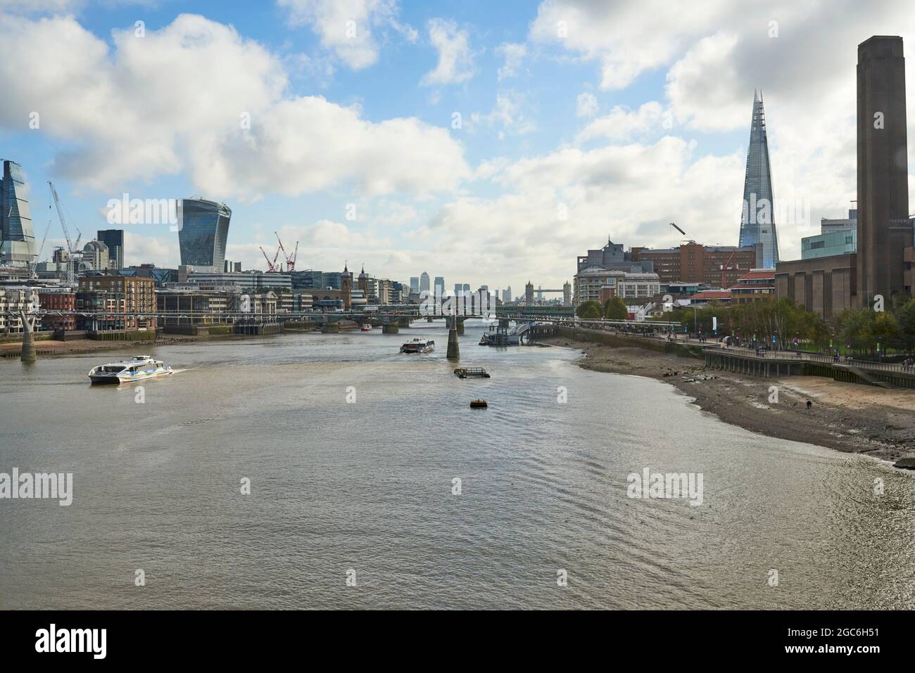 Blick auf die Skyline von London Blick auf die Themse von der Blackfriars Bridge, London, England. Stockfoto