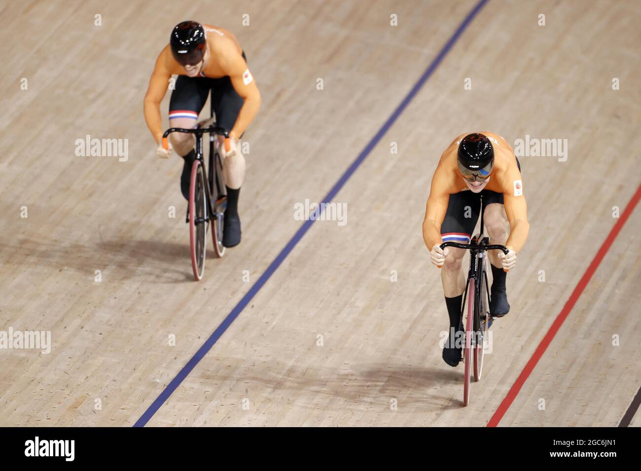 Tokio, Japan. August 2021. LAVREYSEN Harrie (L) (NED) Goldmedaille, HOOGLAND Jeffrey (R) (NED) Silbermedaille während der Olympischen Spiele Tokio 2020, Radrennbahn Männer-Sprint-Finalrennen 2 am 6. August 2021 auf dem Izu Velodrome in Izu, Japan - Foto Foto Kishimoto / DPPI Quelle: Independent Photo Agency/Alamy Live News Stockfoto