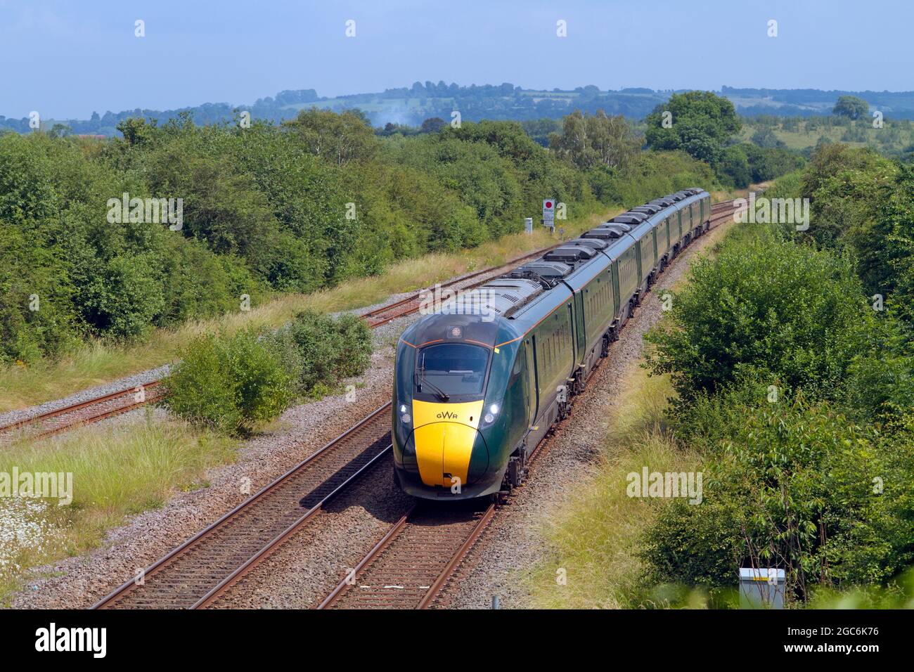Ein Bi-Mode IET (Intercity Express Train) der Klasse 800 mit der Nummer 800303, der einen GWR-Service in Honeybourne auf der Cotswold Line in Anspruch genommen hat. Juli 2021 Stockfoto