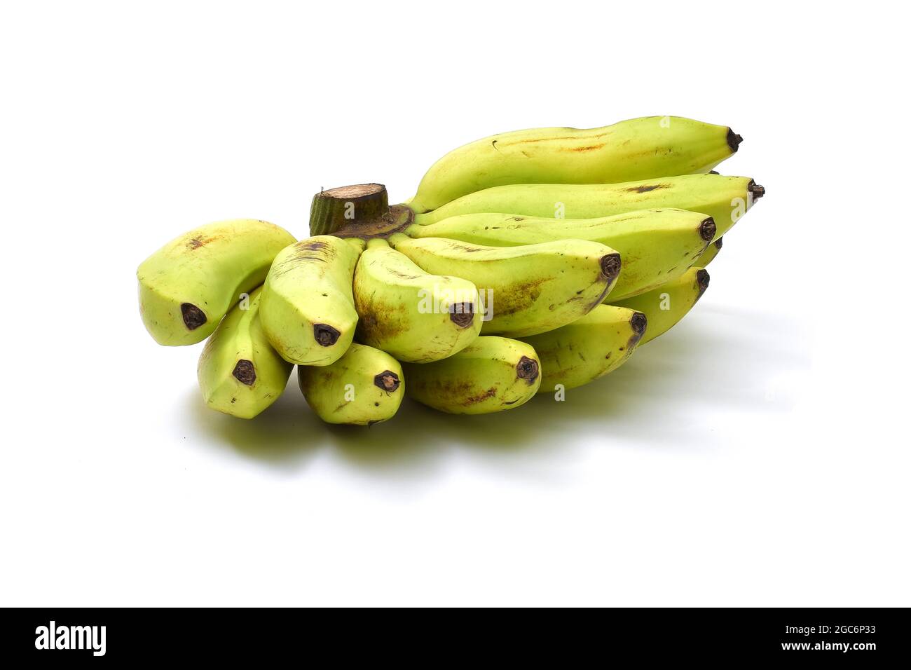 Bananen isoliert auf weißem Hintergrund. Bananen mit Blättern Beschneidungspfad. Professionelle Lebensmittelfotografie Stockfoto