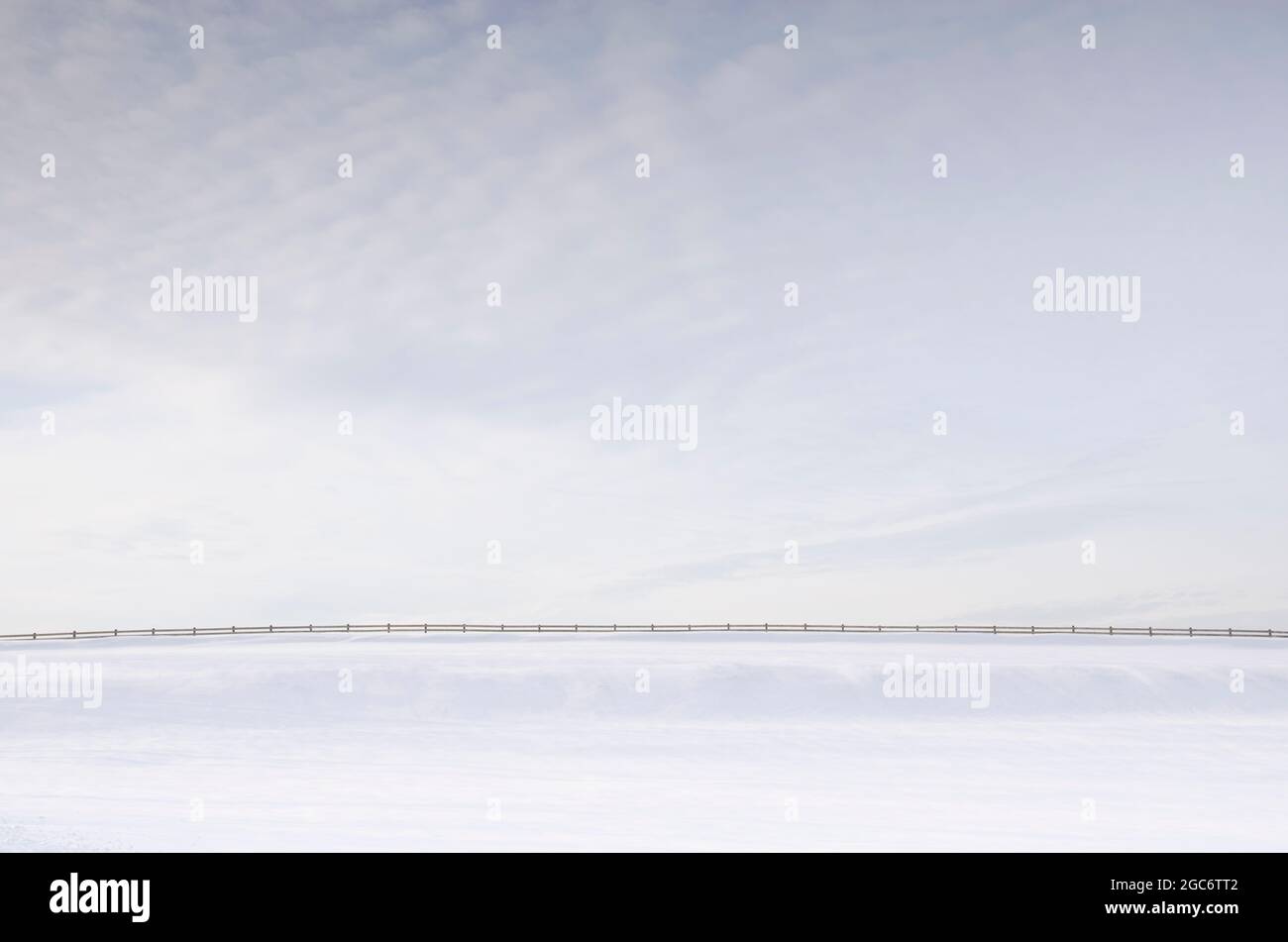 USA, New Jersey, Long Valley, Zaun in schneebedecktem Feld Stockfoto