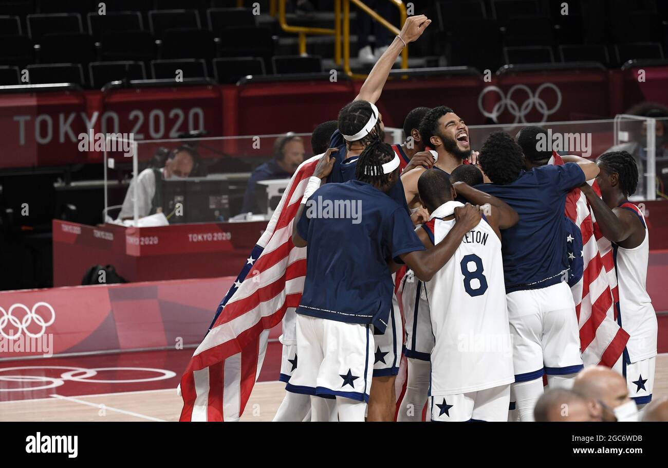 Die Spieler der Vereinigten Staaten feiern das Team, das die Goldmedaille gewonnen hat und Frankreich besiegt. , . Olympische Spiele, Samstag, 7. August 2021, in Tokio, Japan. Foto von Mike Theiler/UPI Credit: UPI/Alamy Live News Stockfoto