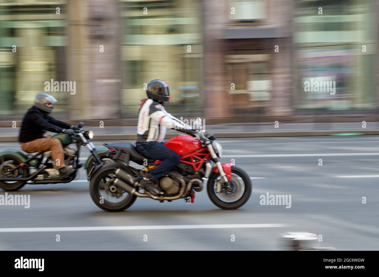 Schnelle Motorradfahrt auf einer Stadtstraße. Stockfoto