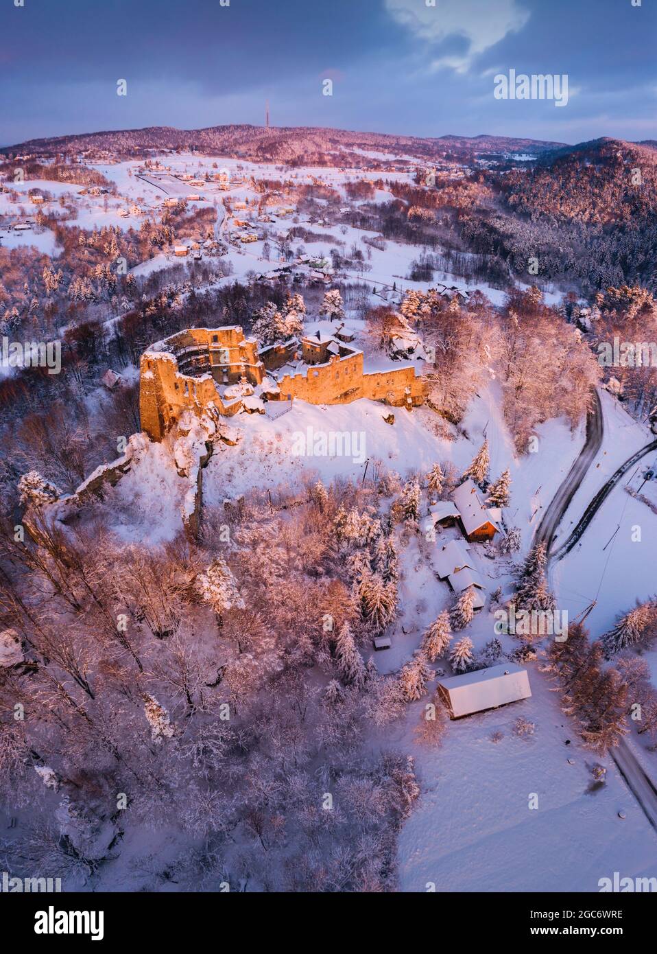 Polen, Subcarpathia, Odrzykon, Luftaufnahme der Ruinen von Kamieniec Castle im Winter Stockfoto