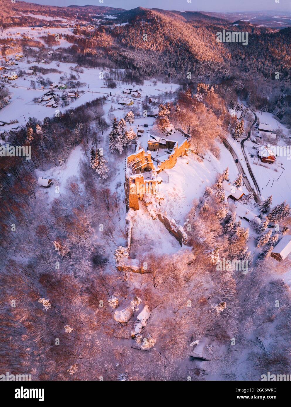 Polen, Subcarpathia, Odrzykon, Luftaufnahme der Ruinen von Kamieniec Castle im Winter Stockfoto