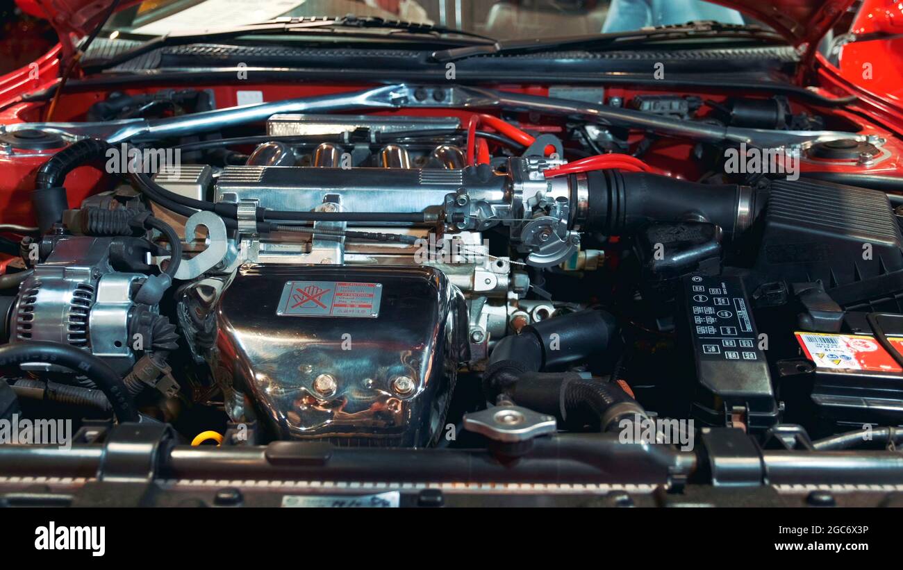 Unter der Motorhaube: Generator, Motor, Luftfilter, Batterie. Polierte und glänzende Elemente Stockfoto