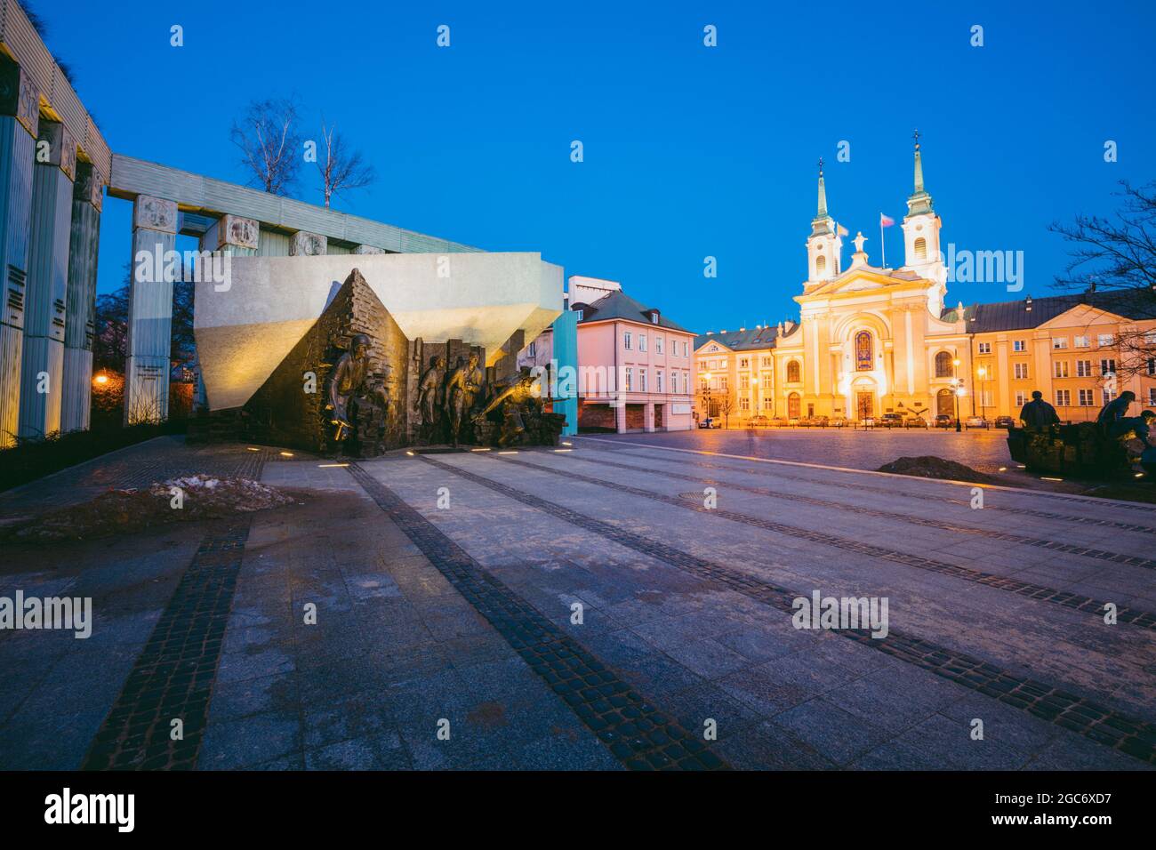 Polen, Masowien, Warschau, Marktplatz mit dem Denkmal des Zweiten Weltkriegs und der beleuchteten Kathedrale Stockfoto