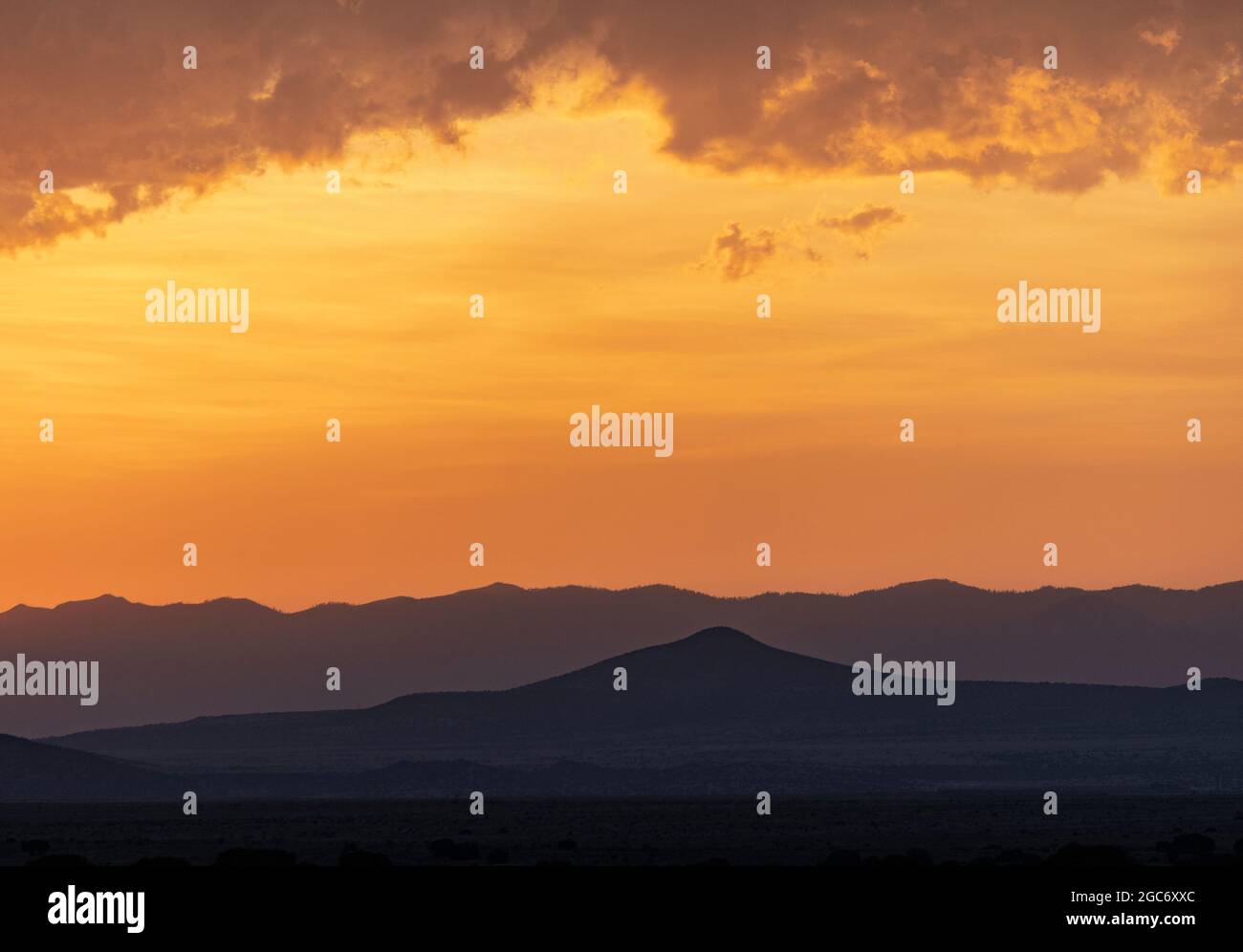 USA, New Mexico, Santa Fe, El Dorado, Sonnenuntergang Himmel mit Wolken über Wüstenlandschaft Stockfoto