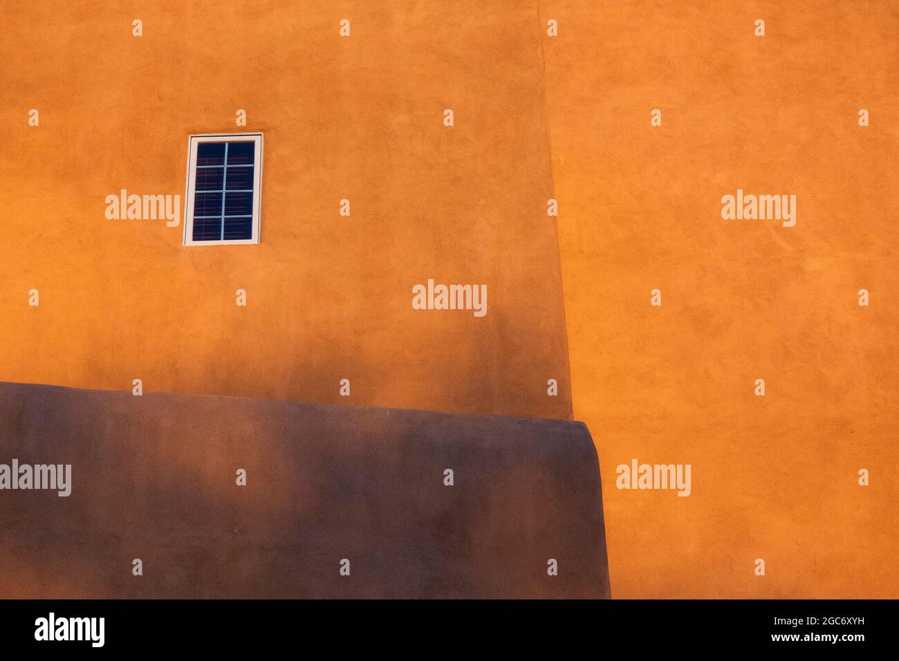 USA, New Mexico, Santa Fe, Gelbe Wände im Adobe-Stil mit Fenster Stockfoto