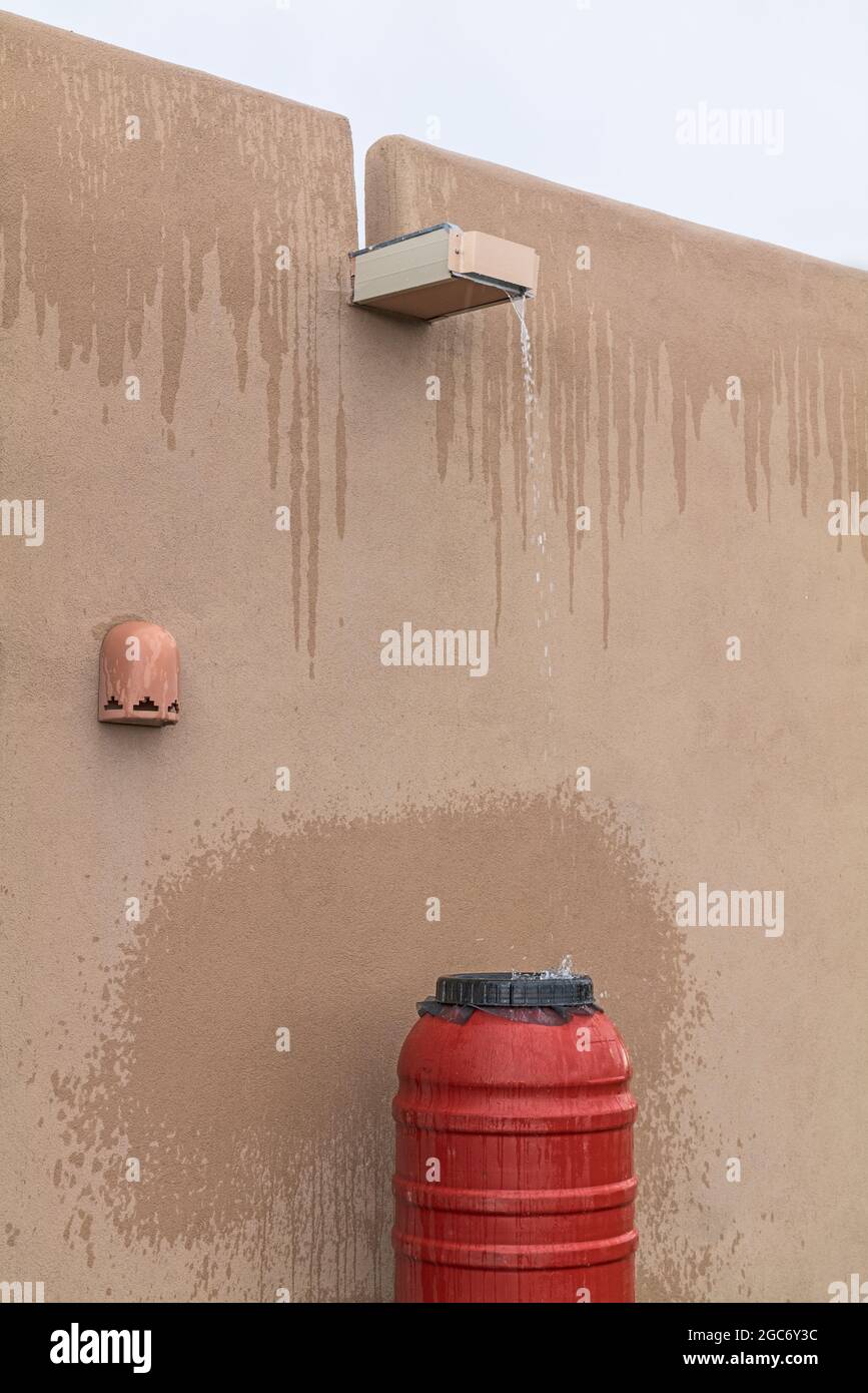 Sammeln von Regenwasser an der Gebäudewand Stockfoto