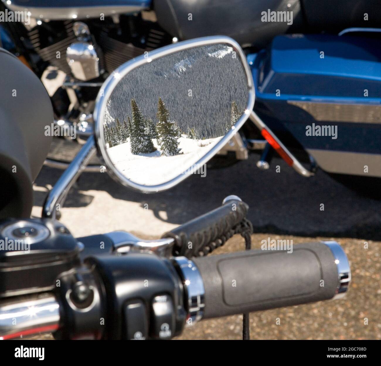 Spiegelung von verschneiten Bäumen im Flügelspiegel des Motorrads Stockfoto