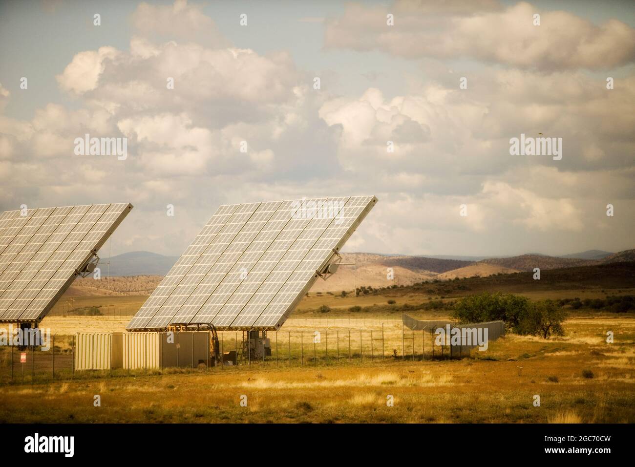 Sonnenkollektoren im Solarkraftwerk Stockfoto