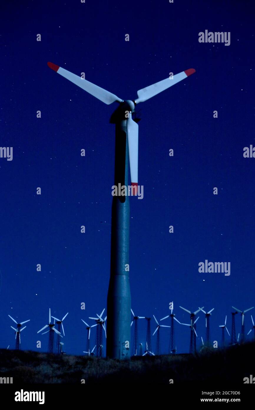 Windturbinen in der Landschaft bei Nacht Stockfoto