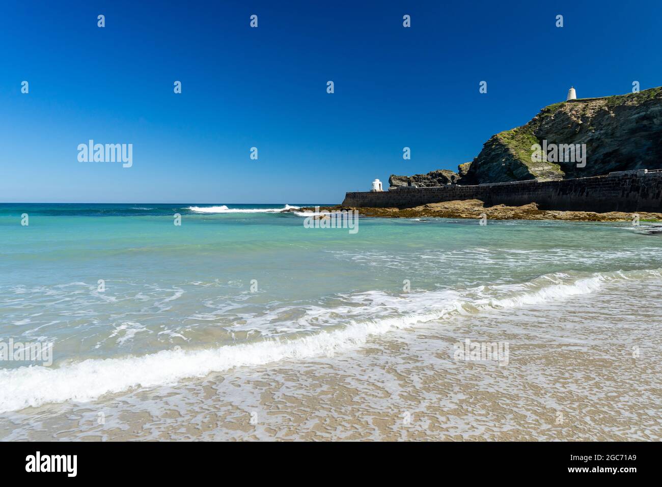 Sommertag am goldenen Sandstrand von Portreath in der Nähe von Redruth Cornwall England Großbritannien Europa Stockfoto