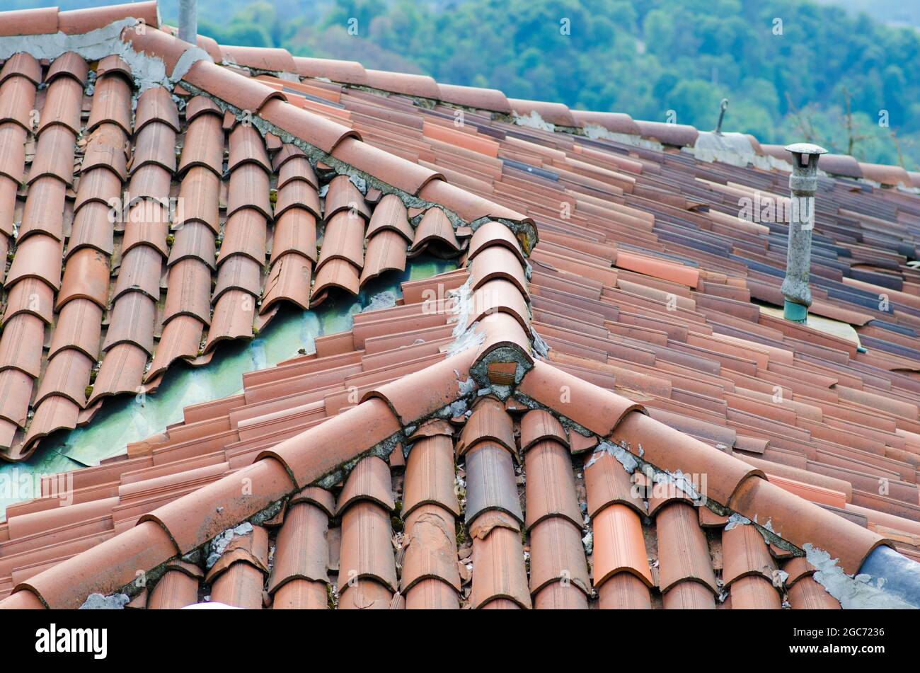 Haus: Schräge Dächer mit Ziegelsteinen, sichtbar die obere Pitch-Linie und die Firstfliesen. Stockfoto