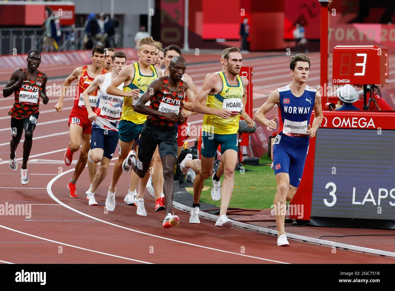 Tokio, Japan. August 2021. Die Läufer treten am Samstag, den 7. August 2021, bei den Olympischen Sommerspielen 2020 in Tokio, Japan, beim 1500-Meter-Finale der Männer im Olympiastadion an. Foto von Tasos Katopodis/UPI Credit: UPI/Alamy Live News Stockfoto