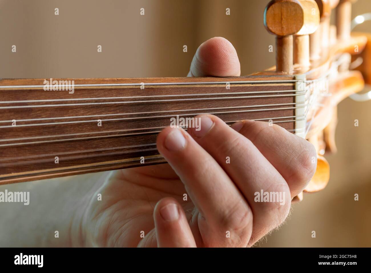 Hände eines Musikers, der in Griechenland Laute spielt Stockfoto