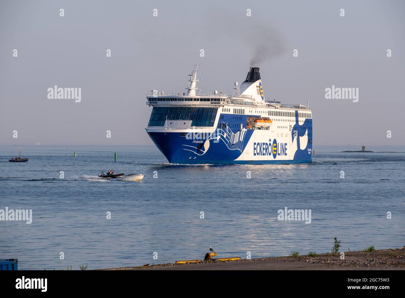 Helsinki / Finnland - 21. JUNI 2021: Passagierbrücke MS Finlandia, betrieben von der Eckerö-Linie, Ankunft in Länsisatama. Stockfoto