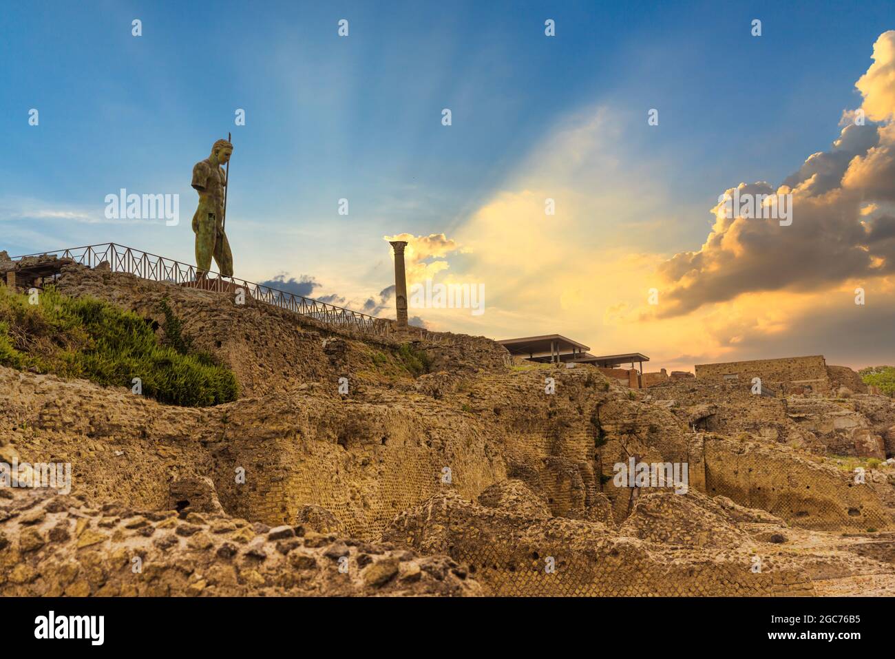 POMPEJI, ITALIEN - 19. JULI 2021: Archäologischer Park von Pompeji bei Sonnenuntergang. Heiligtum der Venus und die Statue des Daedalus von Mitoraj. Stockfoto