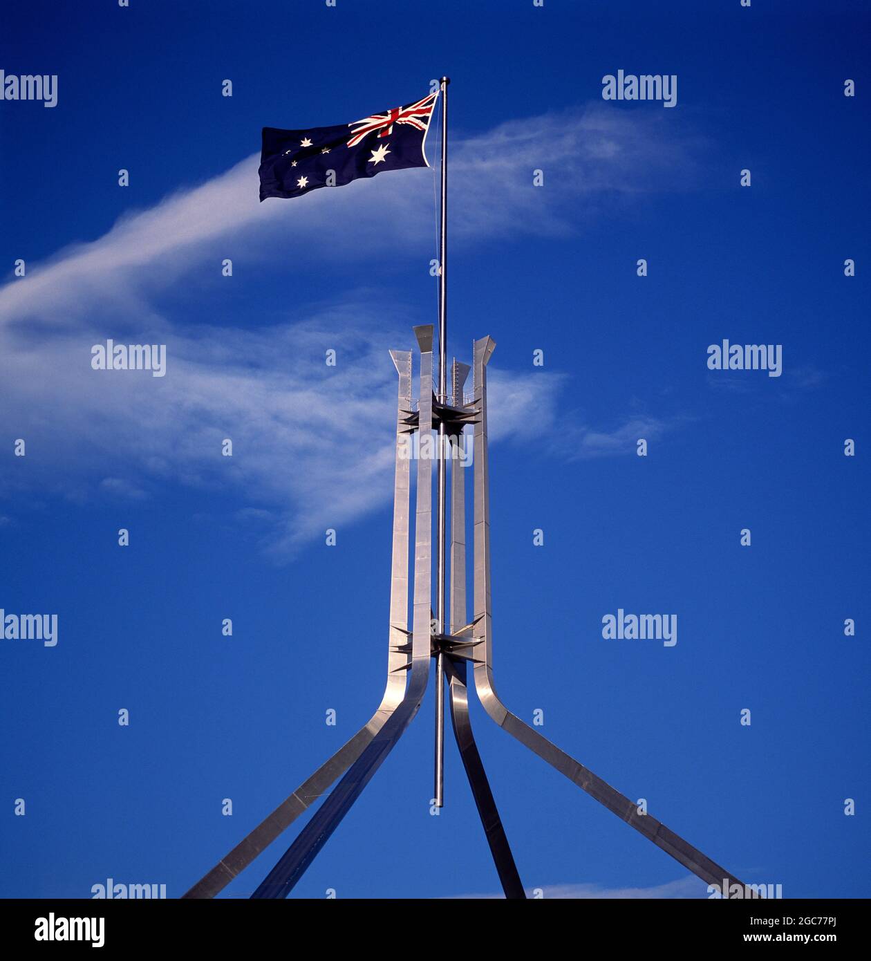 Australien. HANDELN. Canberra. Neues Parlamentsgebäude. Detail von Fahnenmast und Flagge. Stockfoto
