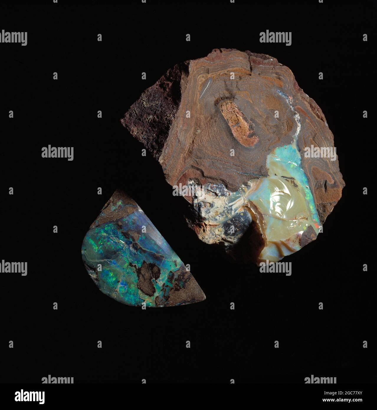 Australien. Coober Pedy. Nahaufnahme von Gestein mit roher Opalnaht. Stockfoto