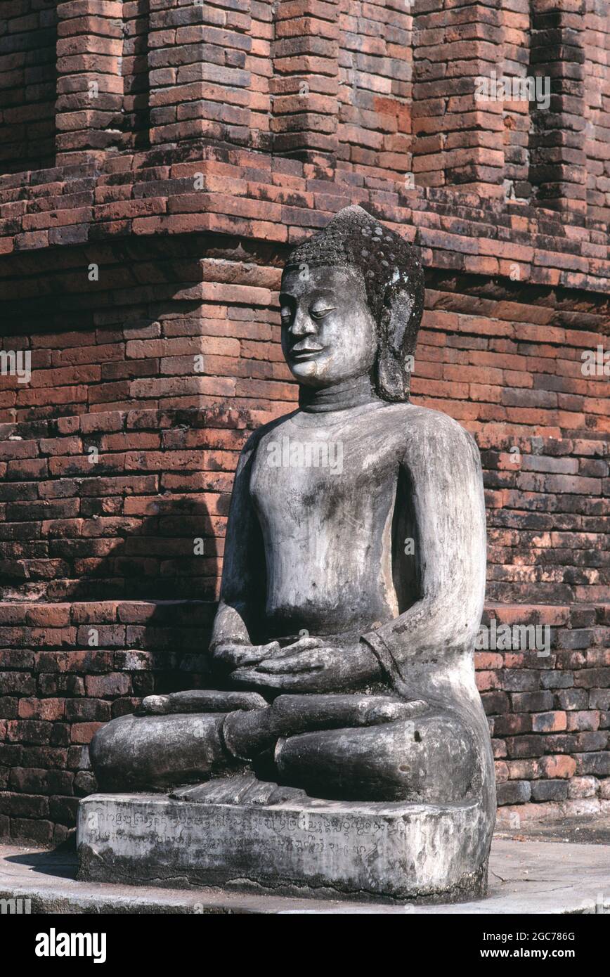 Thailand. Lamphun. Buddha Statue im Suwanna Chedi des Wat Phrathat Haripunchai Woramahawihan Tempel. Stockfoto