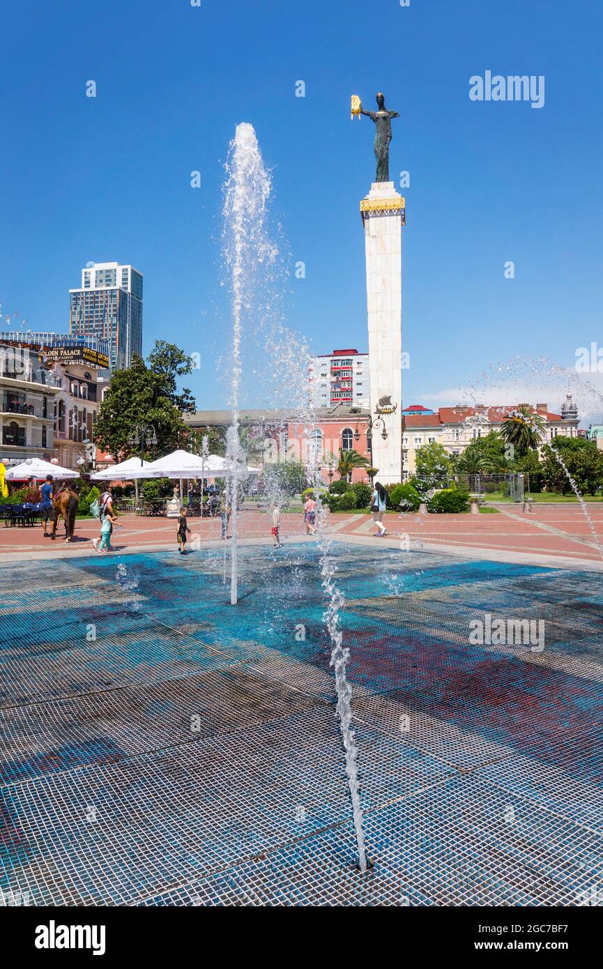 Batumi, Georgia - 2. Juli 2021: Das Medea Monument, der Brunnen und die Restaurants auf dem europäischen Platz im Stadtzentrum von Batumi, Georgia im Sommer Stockfoto